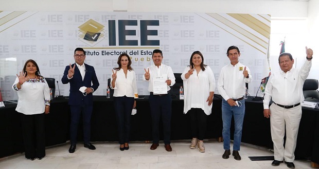 Eduardo Rivera se registra como candidato ante el IEE; lo respaldan 5 partidos