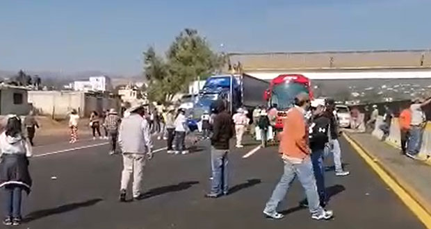 Ejidatarios cierran 8 horas la México-Puebla; exigen pago de 176 mdp