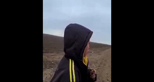Entre lágrimas, niño pide ayuda a agente en frontera de México con EU