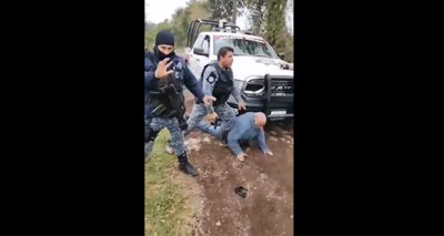 Exhiben abuso de policías de Huauchinango; someten a adulto mayor