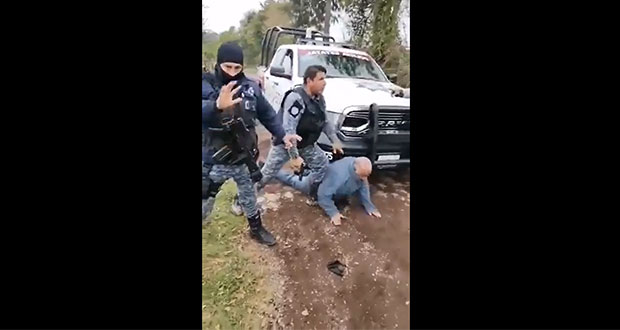 Exhiben abuso de policías de Huauchinango; someten a adulto mayor