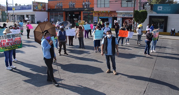 Locatarios exigen en protesta comenzar obras en mercado de Amalucan