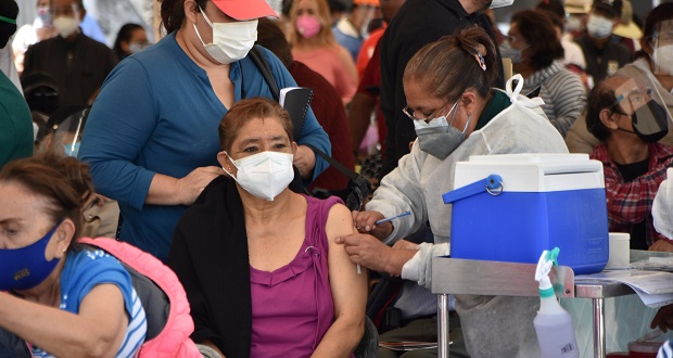 Planean vacunar a 198 mil 400 adultos mayores en Puebla capital