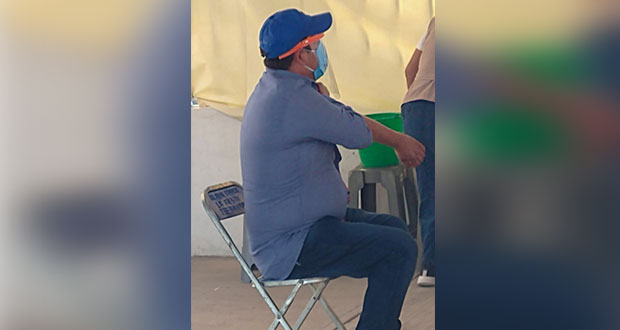 Señalan a candidato del PAN en Tlacotepec de fingir para vacunarse