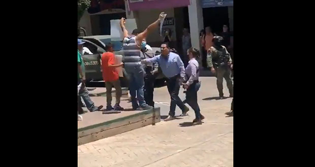 Silvano Aureoles empuja a maestro que protestaba en Aguililla