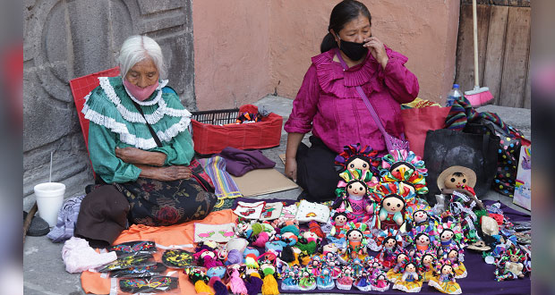 Tras hacerse viral, artesana logra vender sus muñecas en Puebla