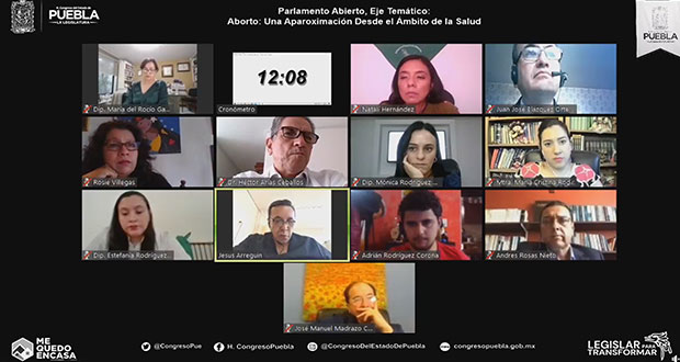 Tratan salud materna en parlamento abierto sobre el aborto en Puebla