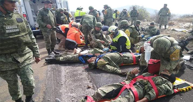 Vuelca camión militar a la altura de Palmar de Bravo; hay dos muertos