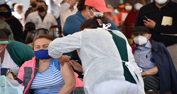 Tras cambio de estrategia, se agiliza vacunación anticovid en Puebla