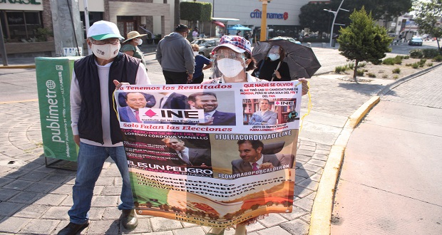 "Clausuran" simpatizantes de Morena junta local del INE en Puebla. Foto: EsImagen / Alfredo Fernández