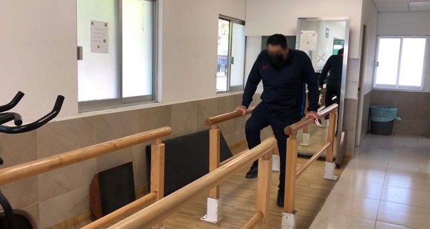 Trabajador del IMSS vence al Covid y comienza terapias para caminar