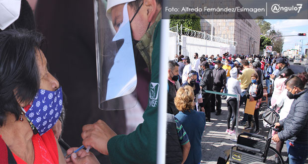 Recibir vacuna anti-Covid, una alegría y esperanza de vida: adultos mayores. Foto: EsImagen