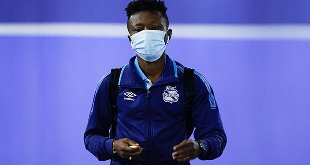 Aboagye, futbolista del Puebla, realiza labor social en África