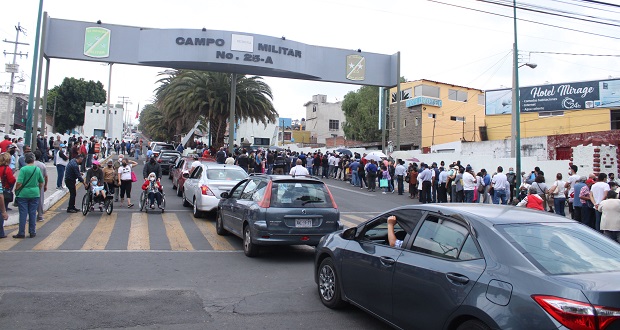 Abuelitos en Puebla hacen largas filas para recibir 2da dosis Covid