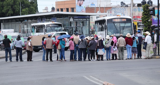 Al acusar falta de agua, vecinos de Canoa bloquean bulevar 5 de Mayo