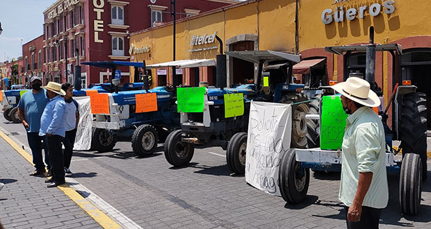 Campesinos de San Pedro Cholula exigen apoyos a Arriaga