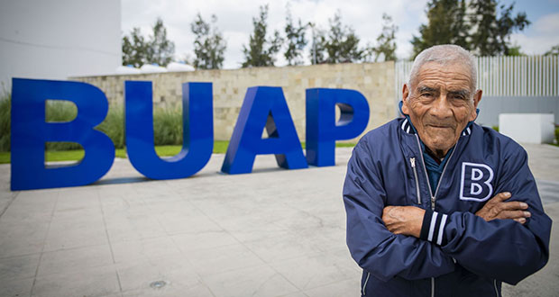 Felipe Espinosa, de 84 años, se gradúa de BUAP como ingeniero