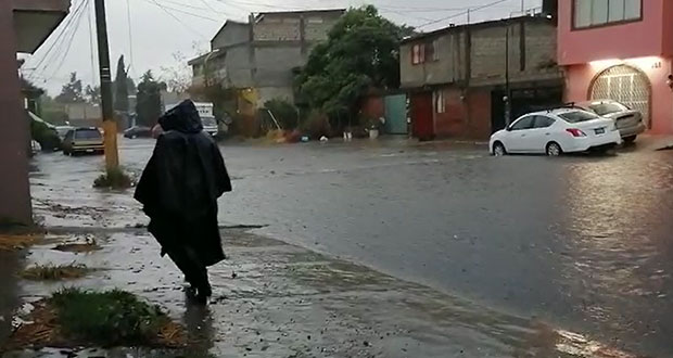 Fuertes lluvias en Puebla dejan calles inundadas y vehículos varados