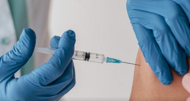 Gente debe vacunarse y seguir con medidas sin confiarse: experto