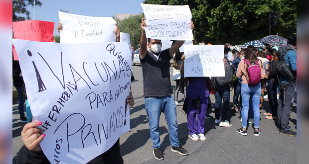 Incumplen en vacunar contra Covid a médicos privados, acusan en protesta
