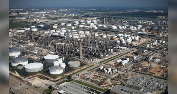 Pemex compró a Shell refinería en Houston; entregaremos 8: AMLO