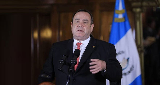 Presidente de Guatemala llega a México; hablará con AMLO de migración