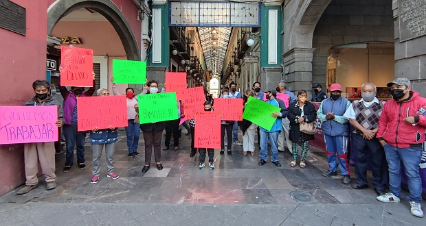"Queremos trabajar", protestan ferieros de Puebla tras 1 año de cierre