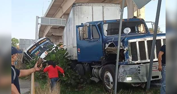 Ruta 65 vuelca en la México-Puebla tras ser chocada por un tráiler; 20 heridos