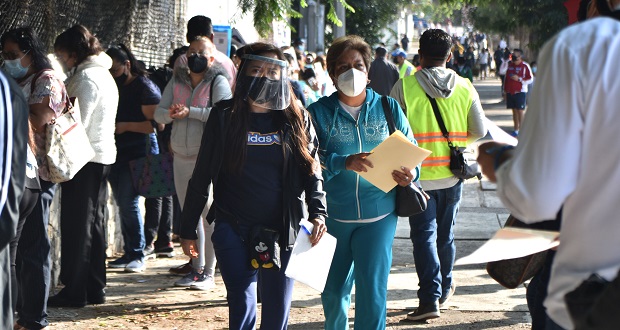 Sin contratiempos, avanza vacunación antiCovid a docentes de Puebla
