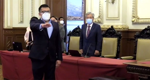 Suplente de Enrique Guevara rinde protesta ante Cabildo de Puebla