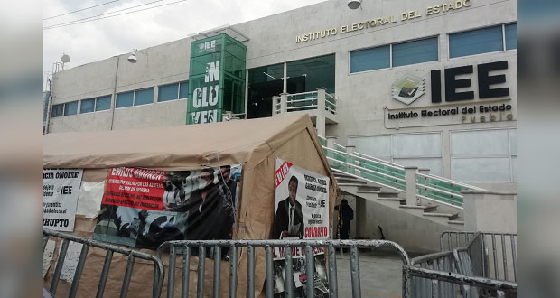 Tras un mes de plantón, desalojan inconformes de Morena plantón en IEE