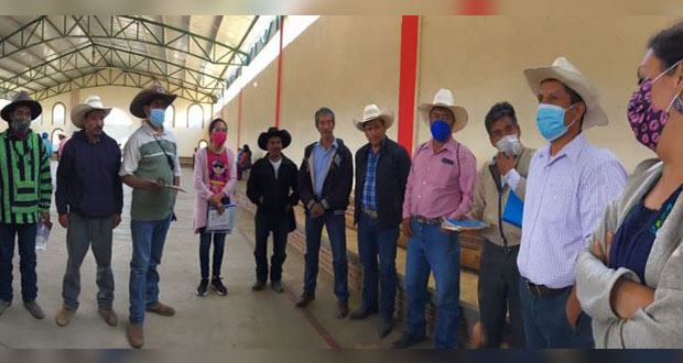 Vecinos de Ixtacamaxtitlán entregan a candidatos agenda de propuestas