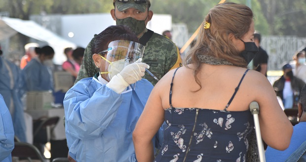 Detectan que poblanos usaron documentos falsos para vacunarse en HNP