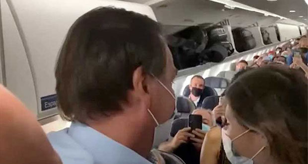 Abuchean a Jair Bolsonaro en un avión antes de despegar