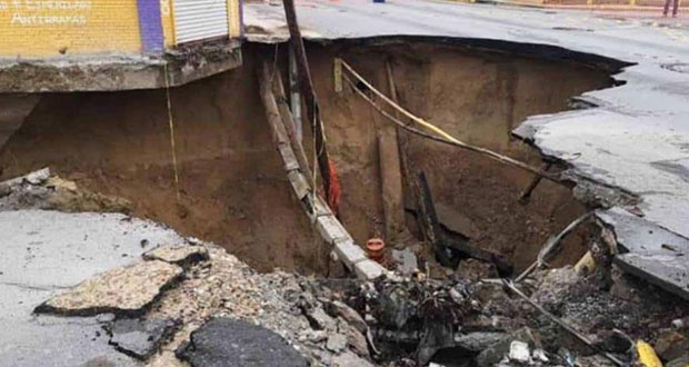 Ahora, se abre socavón en plena de calla de Nuevo Laredo, Tamaulipas