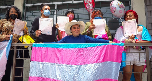 Al fin, habilitan ventanilla para cambio de género en Puebla; entregan 6 actas