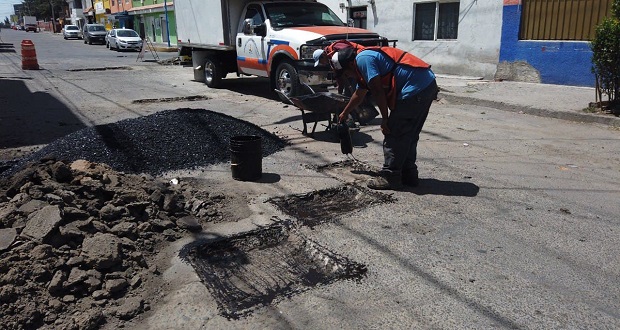 Con 30 cuadrillas, avanza bacheo en colonias de capital poblana