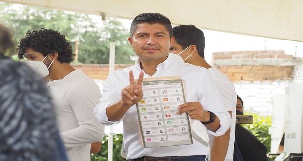 Al emitir su voto, Eduardo Rivera hizo un llamado a los poblanos a participar