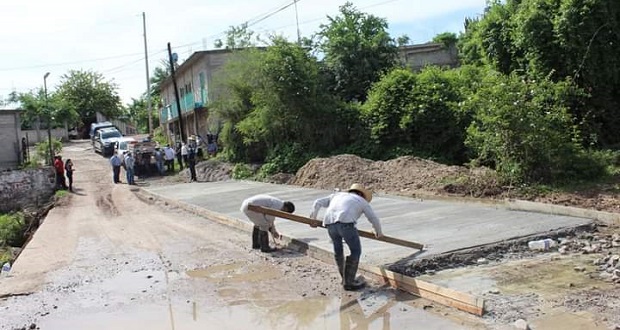 En Tecomatlán, alcaldesa entrega proyecto de obra por 200 mil pesos