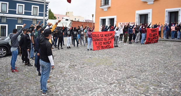 Exigen normalistas de Teteles acuerdos y justicia a compañeras