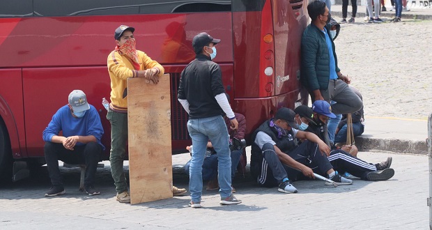 Grupo de choque en protesta de normalistas de Teteles, acusa gobierno