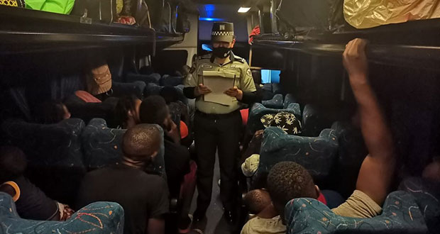 Hallan a 57 migrantes que iban en autobús robado en Tlaxcala