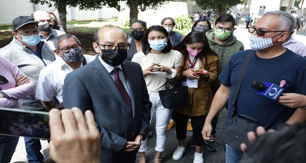 Increpan electores a consejero del INE en Puebla por no poder votar