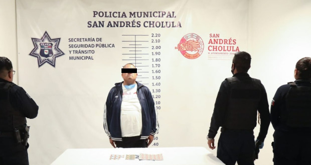 Detienen en Lomas de Angelópolis a presunto narcomenudista