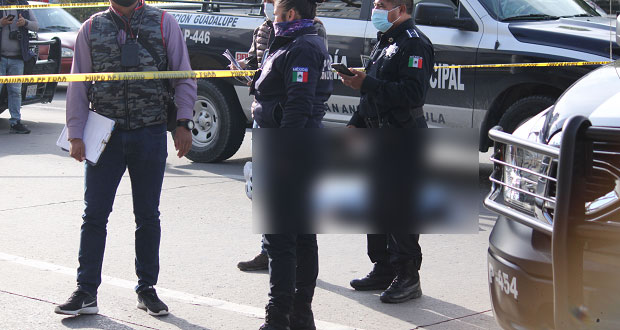 Muere adulto tras aventarse del puente peatonal de la Atlixcáyotl 