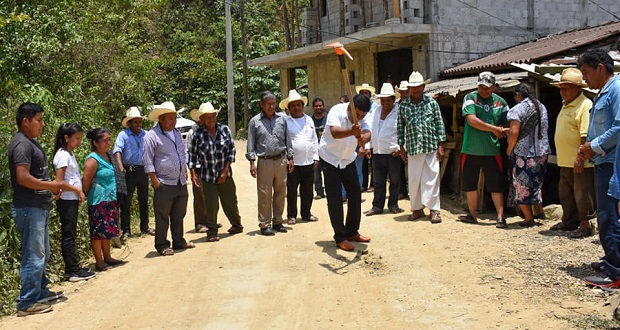Pavimentan tramos de carretera en Huitzilan de Serdán