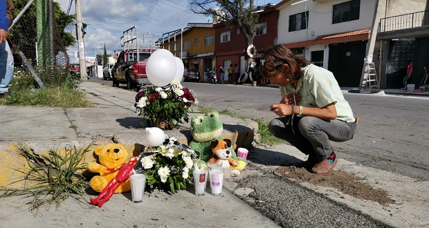 Ponen ofrenda por muerte de menores arrollados en Atlixco; un detenido