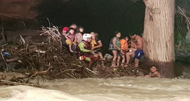 Rescatan a 13 personas atrapadas por crecida de un río en Nuevo León