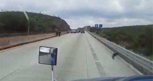 Roban camioneta y dejan a familia a mitad de carretera en NL 
