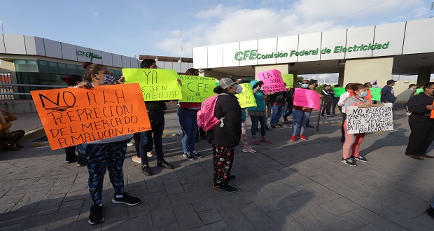 Protestan locatarios de Amalucan por corte de luz en mercado